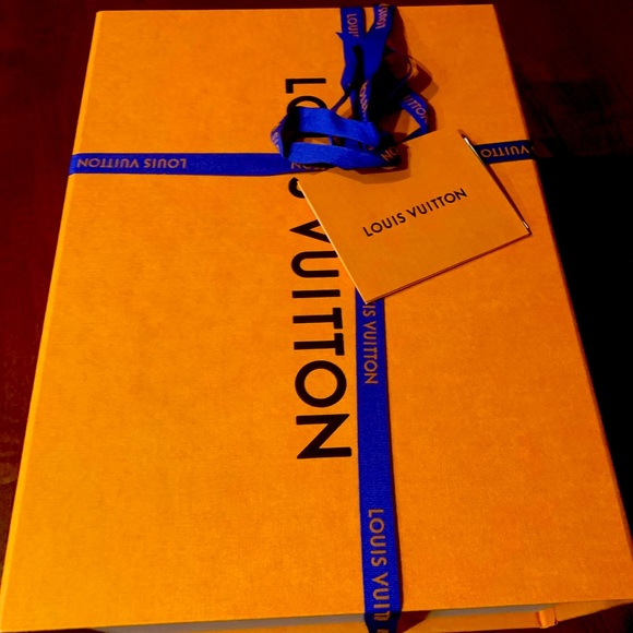 COPY - Authentic new Luise Vuitton shoe box. Must have!